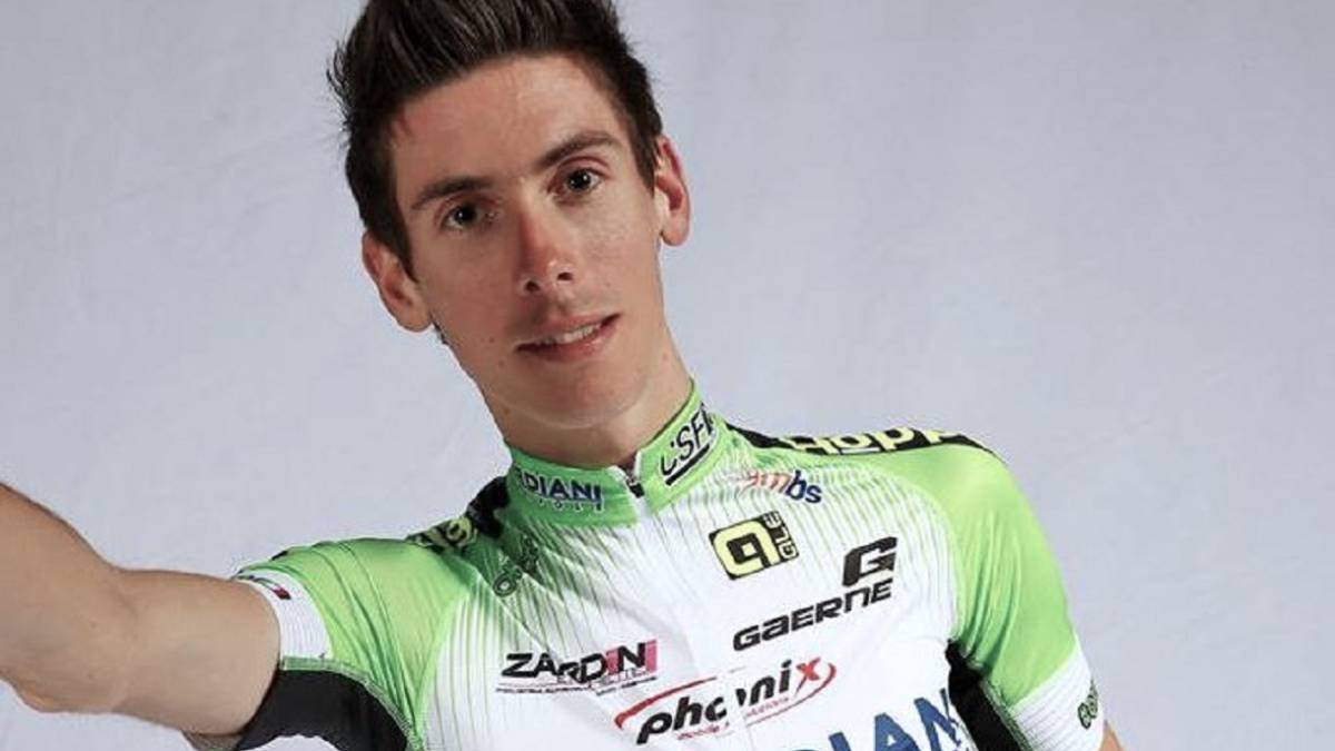 Andrea Manfredi posa con el maillot del Bardiani.