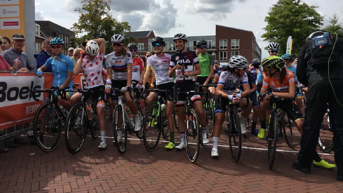 Imagen del pelotón del UCI Women's World Tour antes de tomar la salida de la cuarta etapa del Boels Ladies Tour.