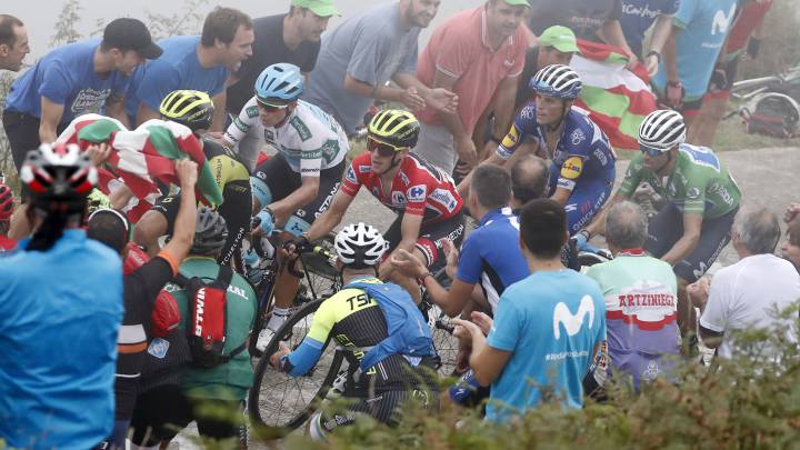 Simon Yates, Miguel Ángel López, Enric Mas y Alejandro Valverde realizan la ascensión al Balcón de Bizkaia, en el Monte Oiz, durante la Vuelta a España 2018.