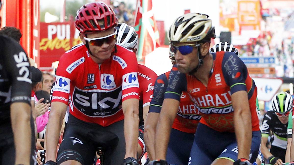 Chris Froome y Vincenzo Nibali llegan a la meta de Gijón en la 19ª etapa de la Vuelta a España 2017.