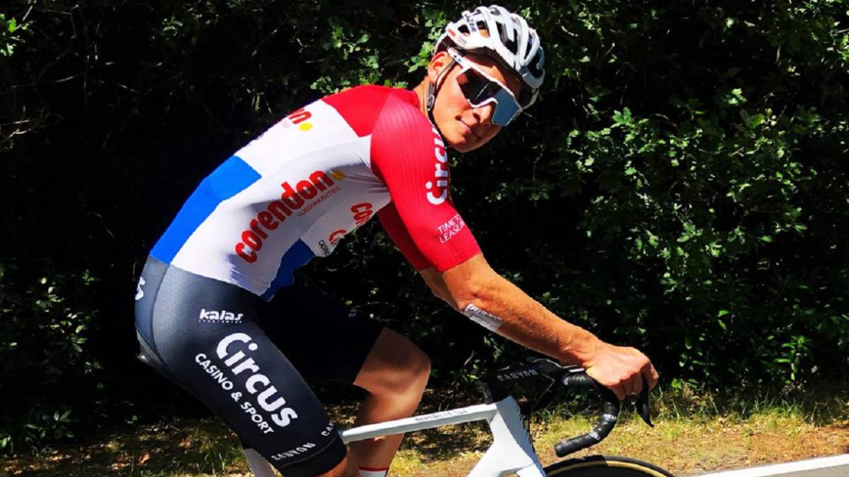 El ciclista holandés Mathieu Van der Poel rueda con el maillot de campeón de Holanda de ruta.