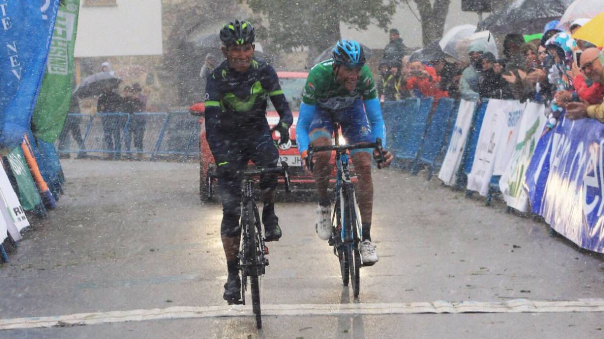 Nairo Quintana supera a Raúl Alarcón en la cima del Santuario del Acebo en la Vuelta a Asturias 2017.