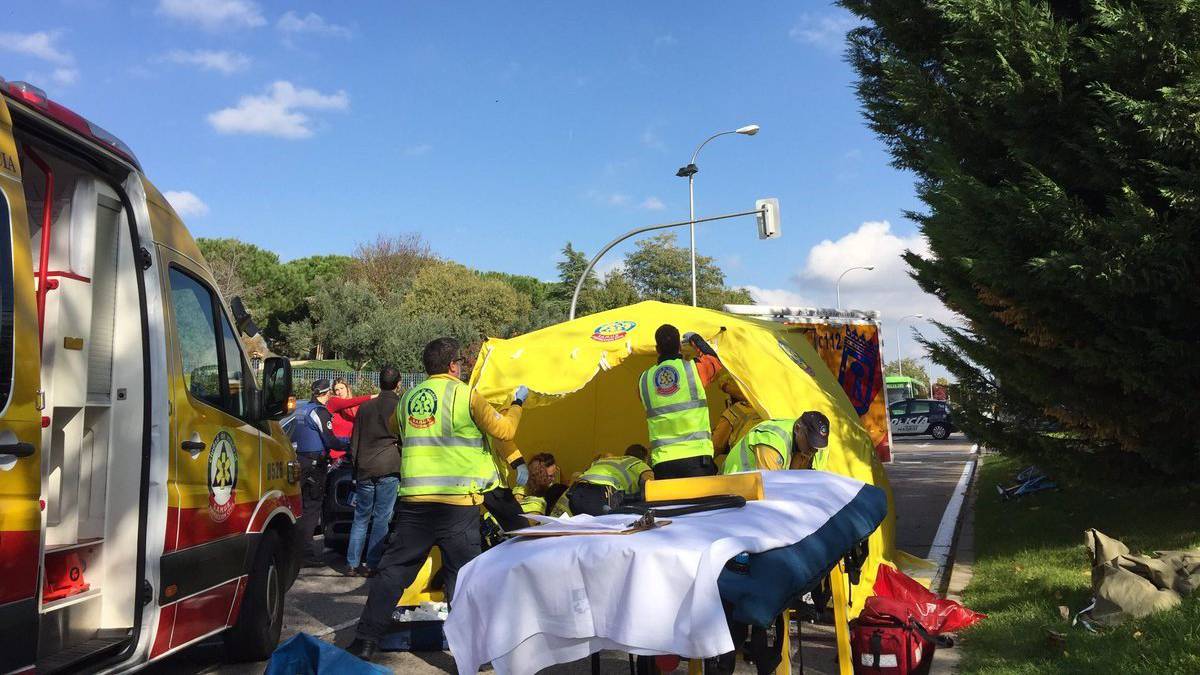 Efectivos del Samur atienden al menor herido tras ser atropellado en Barajas