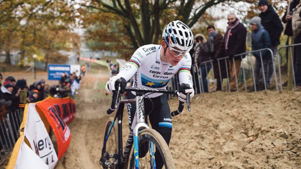 Mathieu Van der Poel rueda durante la prueba de la Copa del Mundo de Ciclocross de Koksijde.