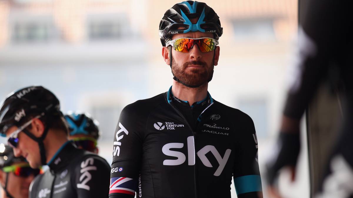 Sir Bradley Wiggins posa con el maillot del Sky antes de la salida de la Scheldeprijs de 2015.