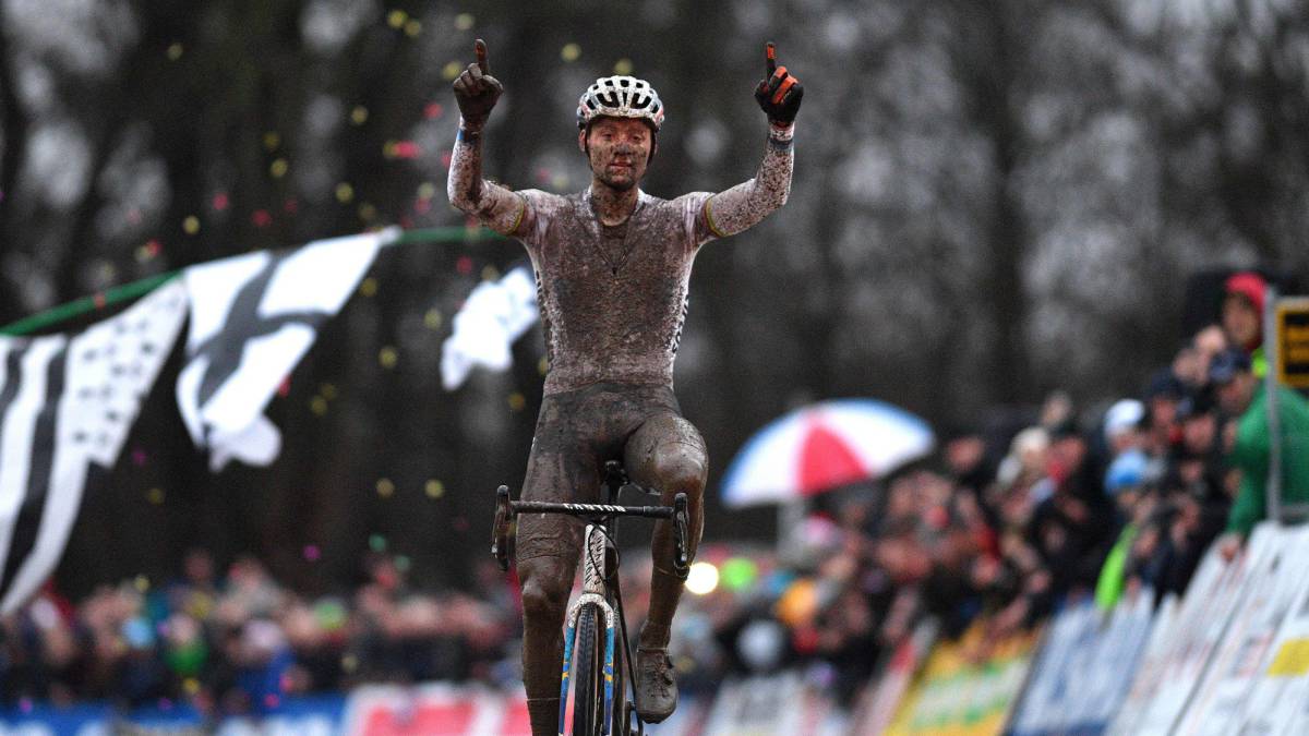 Van der Poel se impone a Van Aert en el ciclocross de Namur