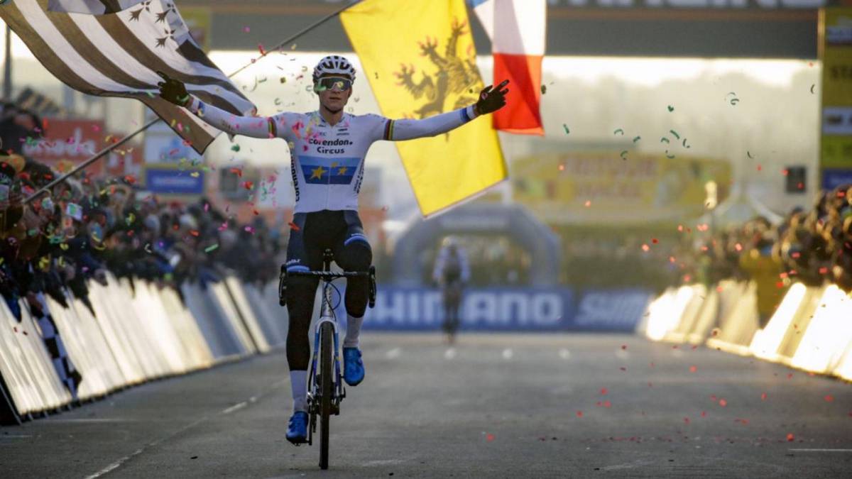 Otra victoria más para Van der Poel delante de Van Aert