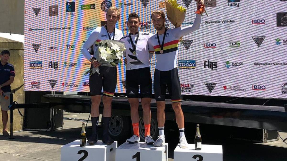 Patrick Bevin posa en el podio como campeón contrarreloj de Nueva Zelanda.