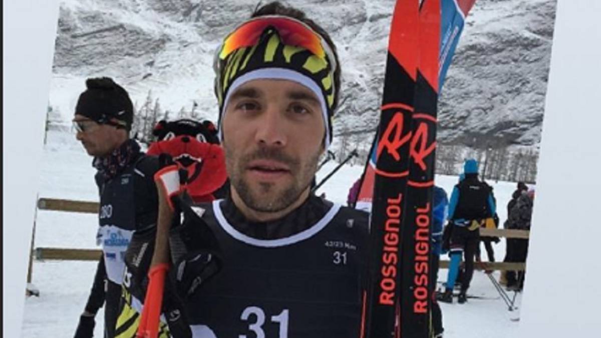 Thibaut Pinot posa con los esquís antes de participar en el Marathon de Bessans de esquí de fondo.