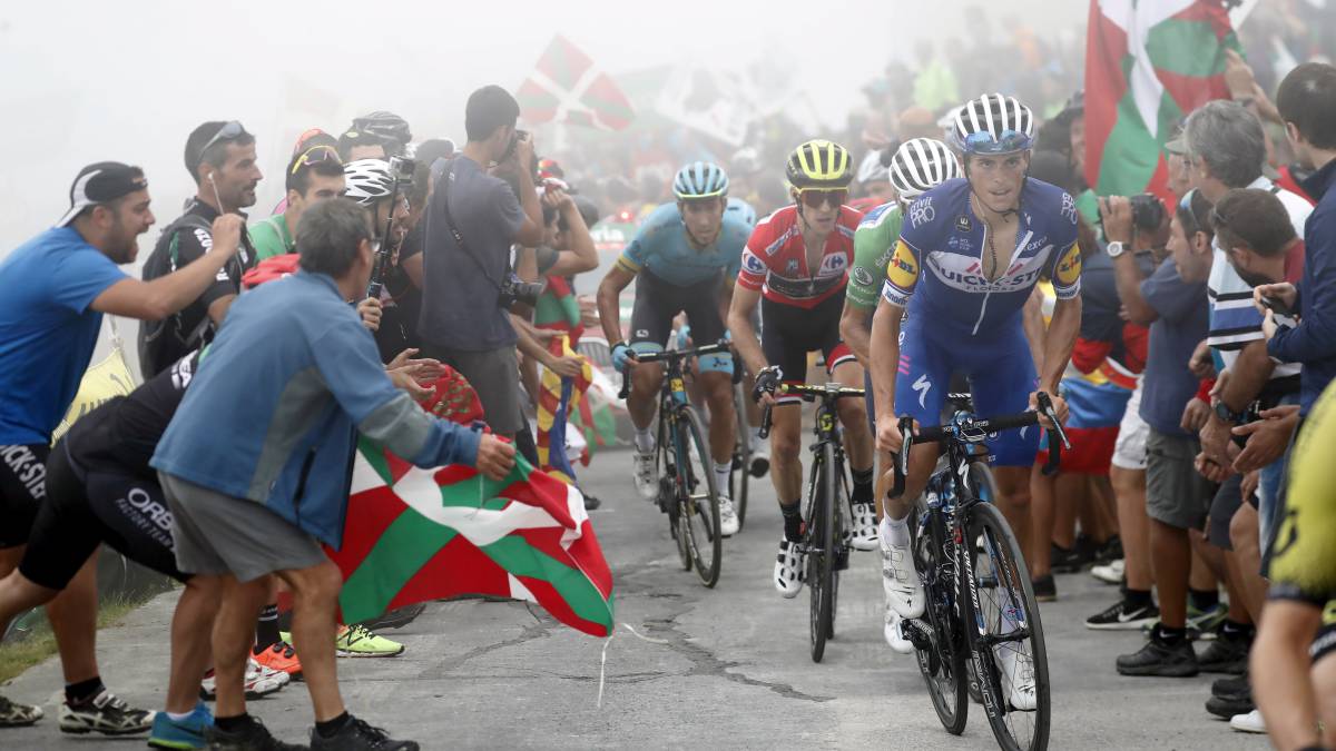 Enric Mas, Alejandro Valverde y Simon Yates ascienden las rampas del Balcón de Bizkaia en la Vuelta a España 2018.