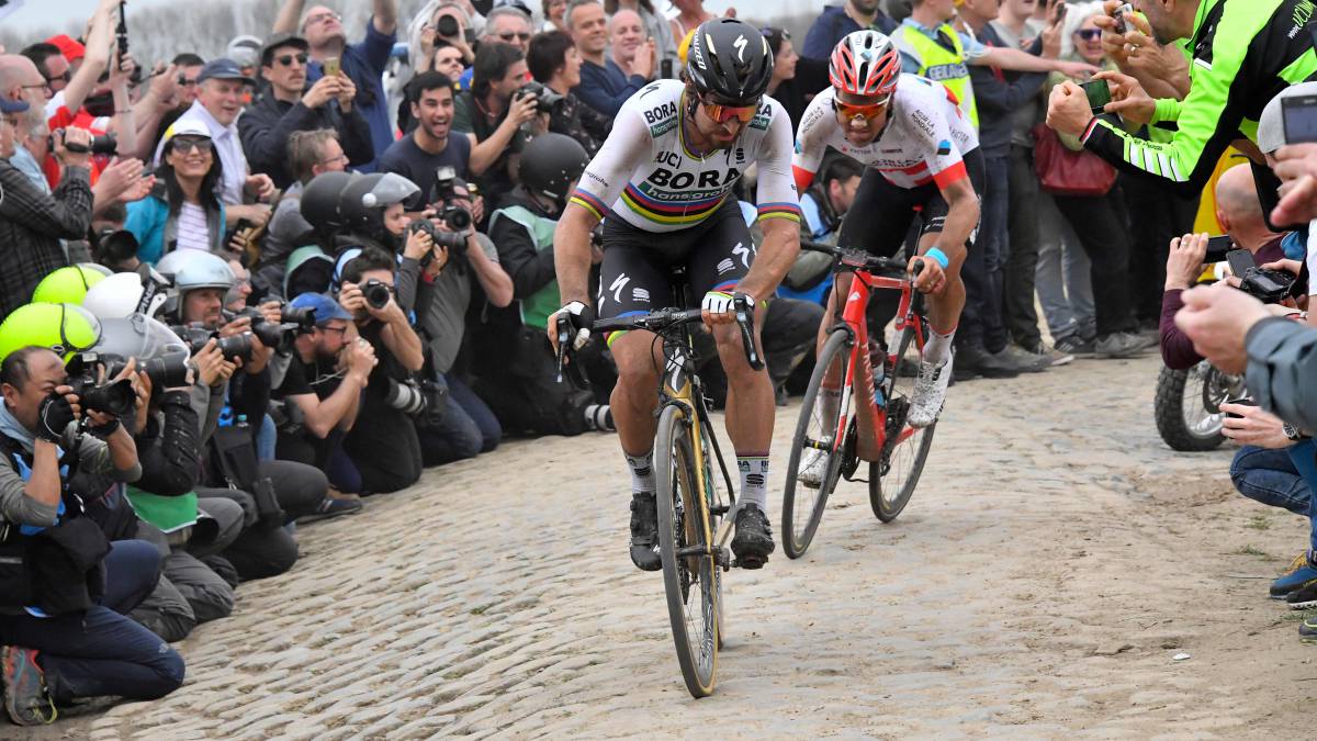 Peter Sagan y Silvan Dillier ruedan durante la París-Roubaix 2018.