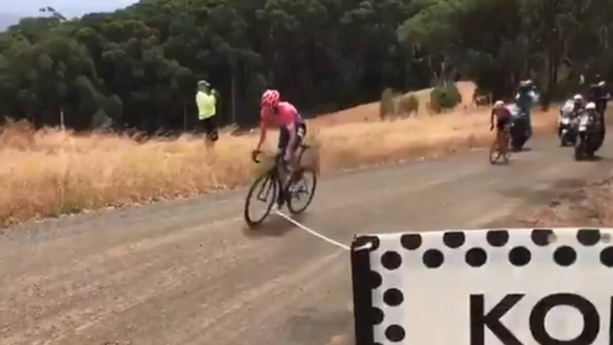 Michael Woods rueda por delante de Richie Porte en la segunda etapa del Jayco Herald Sun Tour.