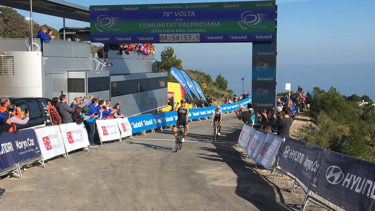 Resumen de la Vuelta a Valencia, 4ª etapa: Adam Yates gana y el nuevo líder es Ion Izagirre