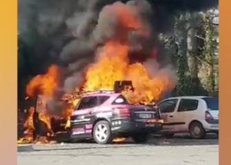 El coche de un equipo ciclista empieza a arder antes de la etapa