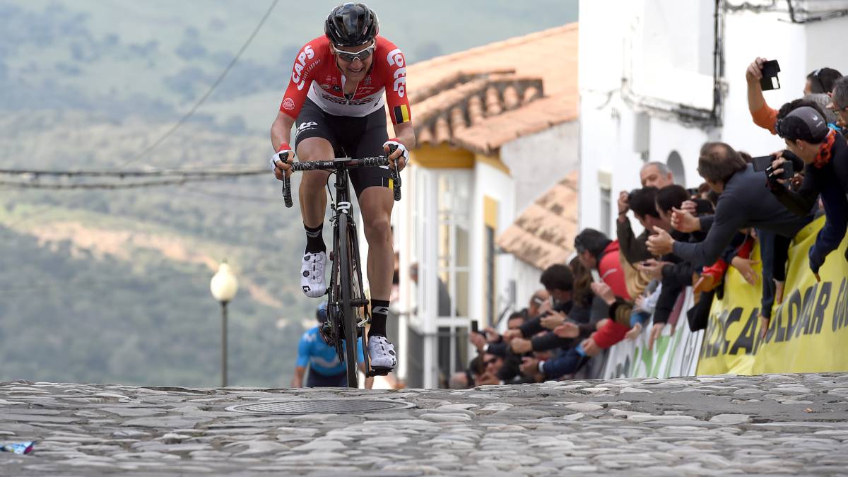 Tim Wellens rueda sobre los adoquines de Alcalá de los Gazules en la Vuelta a Andalucía 2018.