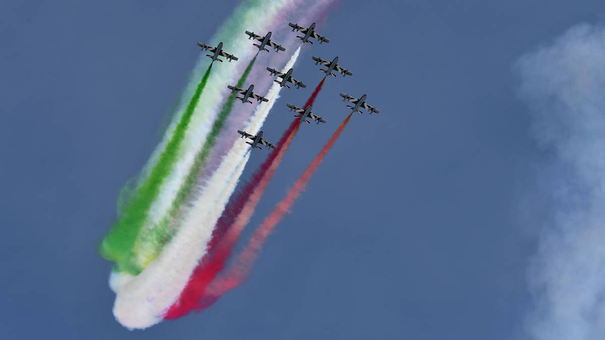 La patrulla aérea italiana Frecce Tricolori dibuja en el cielo la bandera con los colores de Italia.