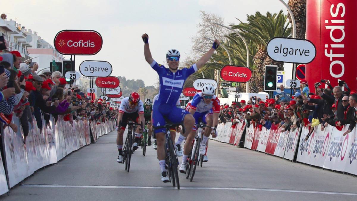Jakobsen vence en Lagos tras una caída masiva en el pelotón
