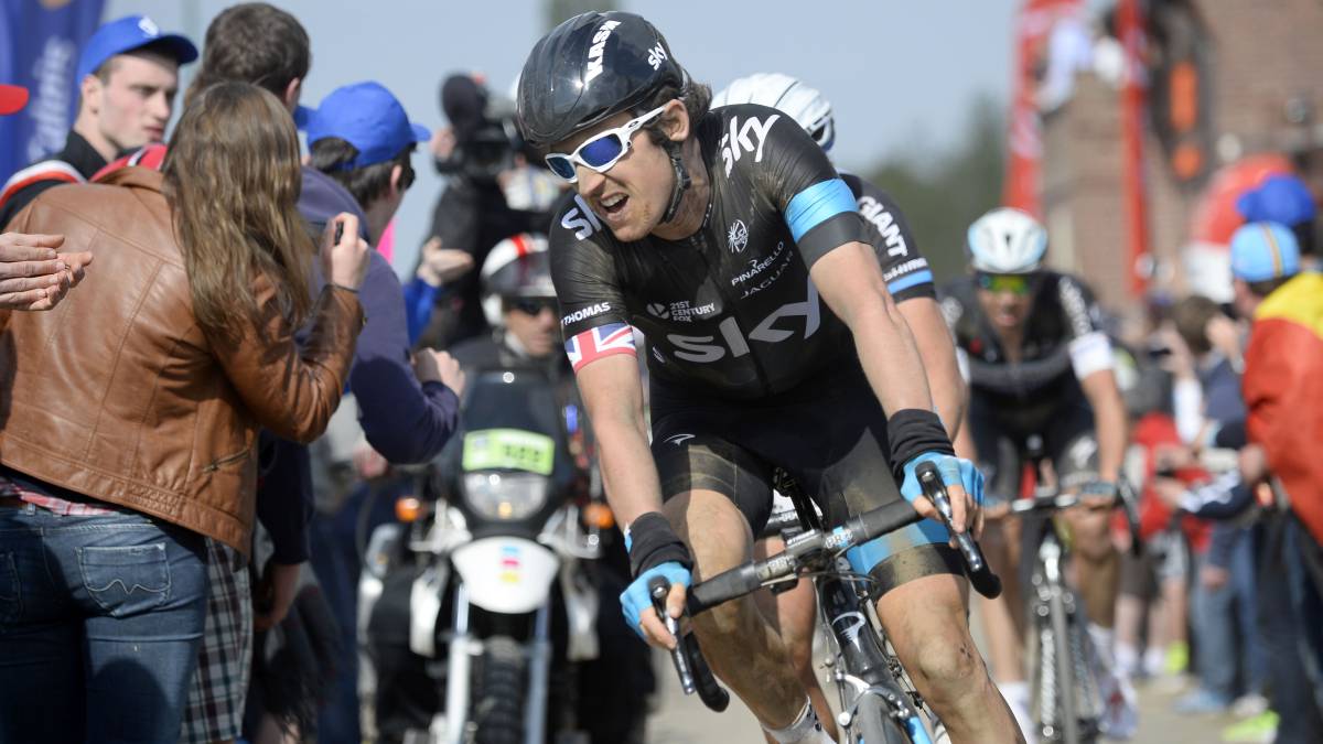 Geraint Thomas rueda durante la París-Roubaix de 2014.