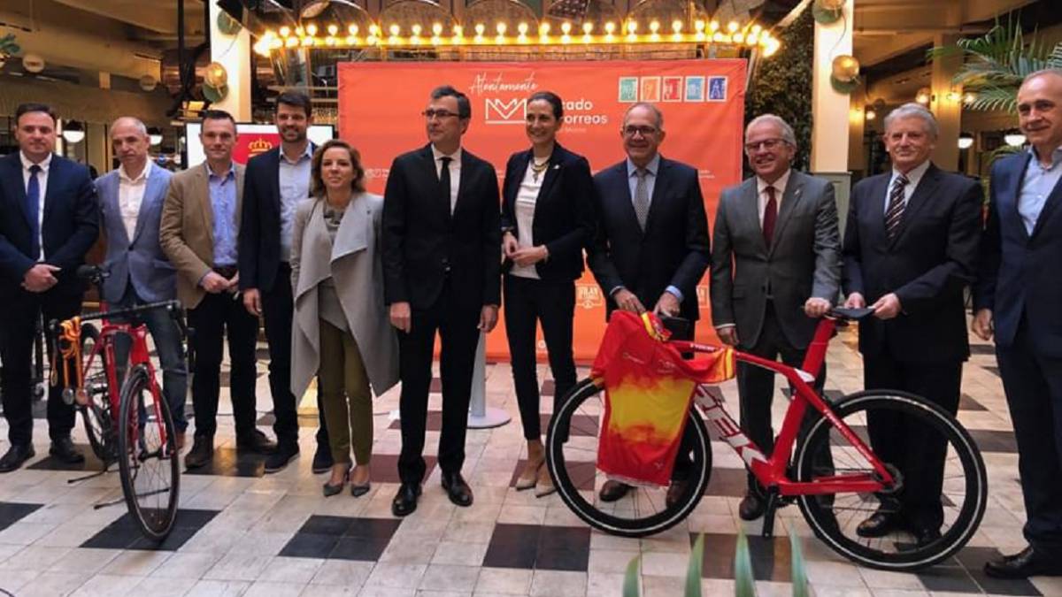 La Consejera de Educación, Juventud y Deportes de la Región de Murcia, Adela Martínez-Cachá; el alcalde de Murcia, José Ballesta; la alcaldesa de Archena, Patricia Fernández; Nicolás Ruiz, Tercer Teniente de Alcalde de Los Alcázeres; Pedro Romero, Concejal de Deportes de Yecla; Javier López Cerrón, Director General de Grupo Orenes; José Luis Lozano, Director técnico de deportes de Lorca; el presidente de la Real Federación Española de Ciclismo, José Luis López Cerrón; y el presidente de la Federación de Ciclismo de la Región de Murcia, Sergio Martínez Ros, en la presentación de la Región de Murcia como sede de los Campeonatos de España de Ciclismo en carretera de 2019.