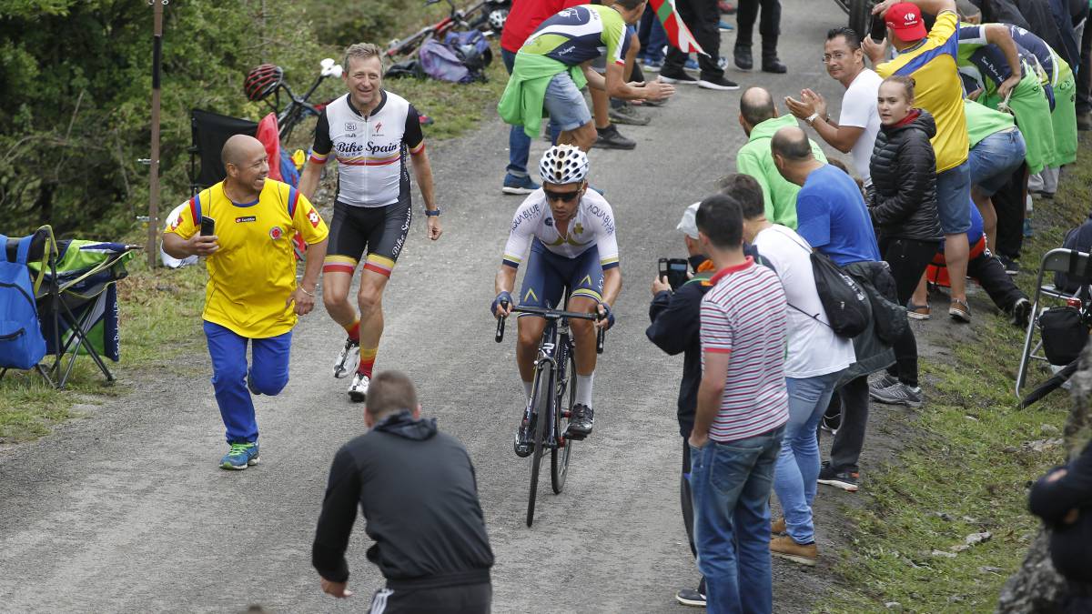 Stefan Denifl asciende la exigente subida a Los Machucos en la Vuelta a España 2017.