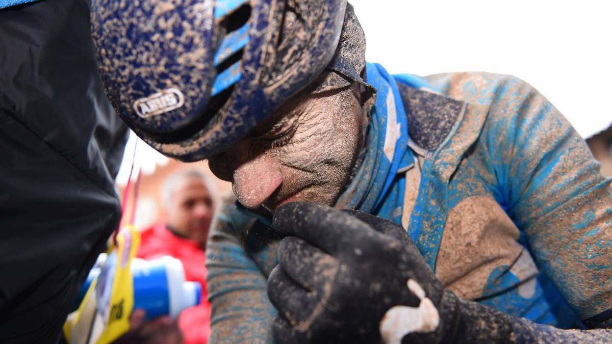 Alejandro Valverde, cubierto de barro en la meta de la Strade Bianche 2018.