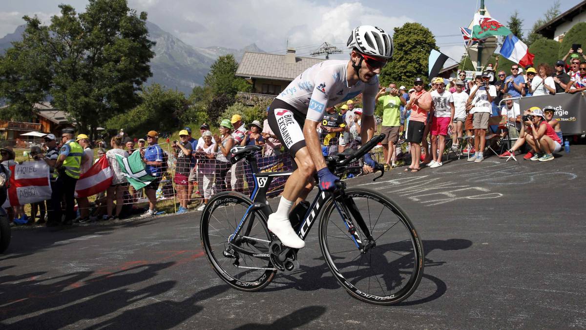 Adam Yates rueda durante la crono entre Sallanches y Megeve en la 18ª etapa del Tour de Francia de 2016.