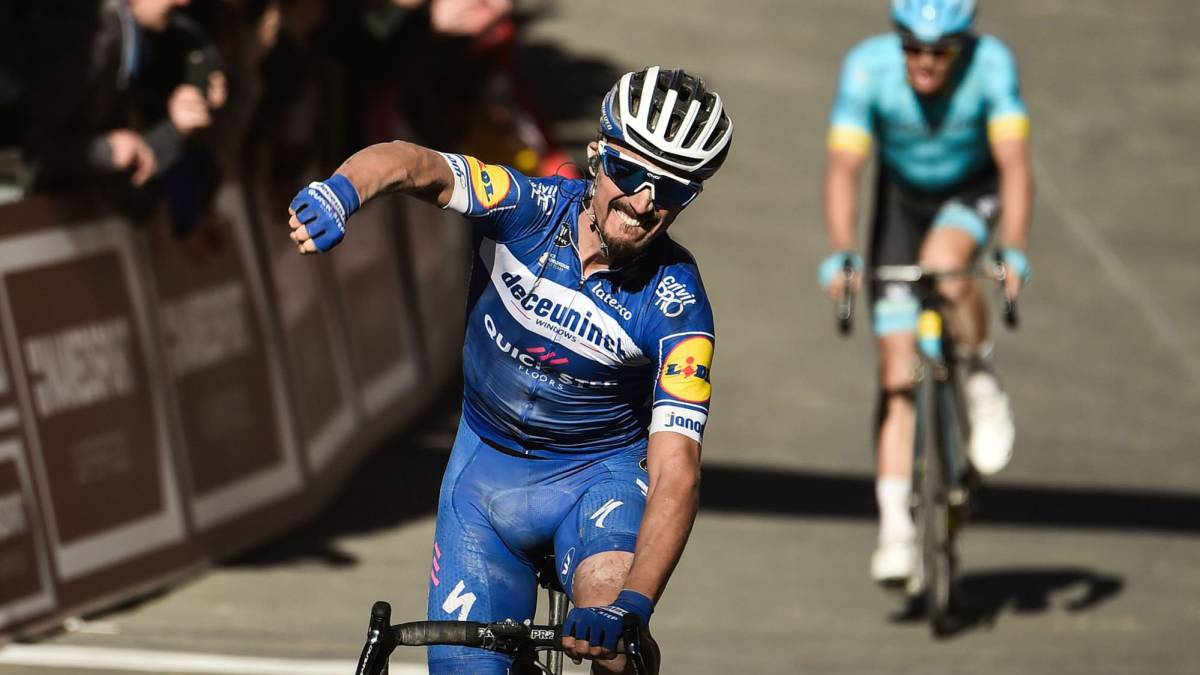 Alaphilippe no perdona en Strade y sigue la racha del Deceuninck