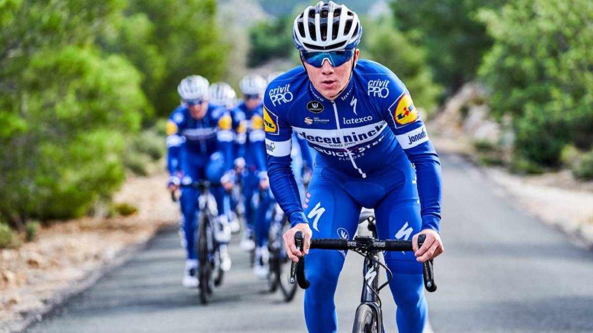 Remco Evenepoel rueda durante un entrenamiento con el Deceuninck Quick-Step.