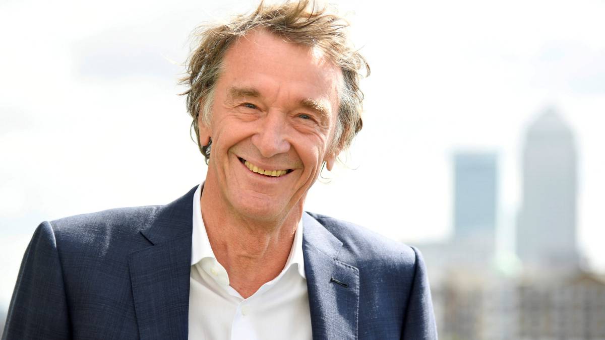 Jim Ratcliffe, CEO de la petroquímica británica INEOS, posa para una entrevista con el Distrito Finaciero de Londres de fondo.