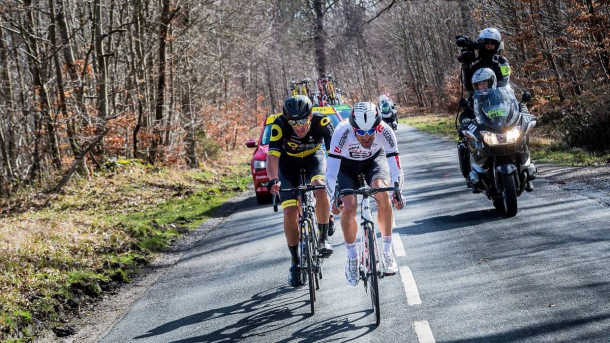 Los ciclistas del Direct Energie y el Arkea-Samsic durante una carrera.