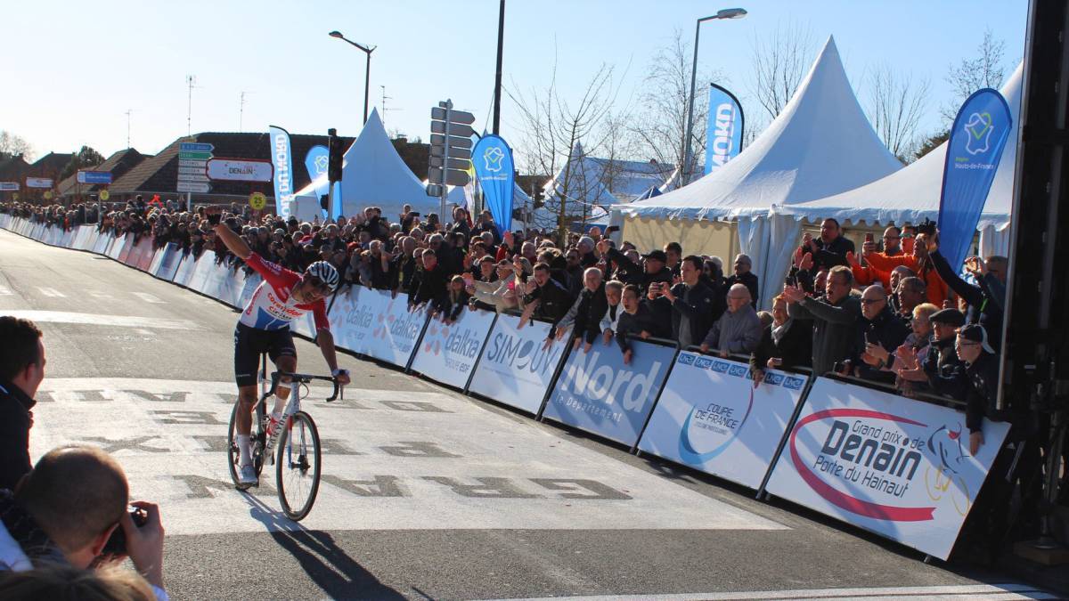 Van der Poel gana 4 días después de su caída y Offredo, grave tras un duro accidente