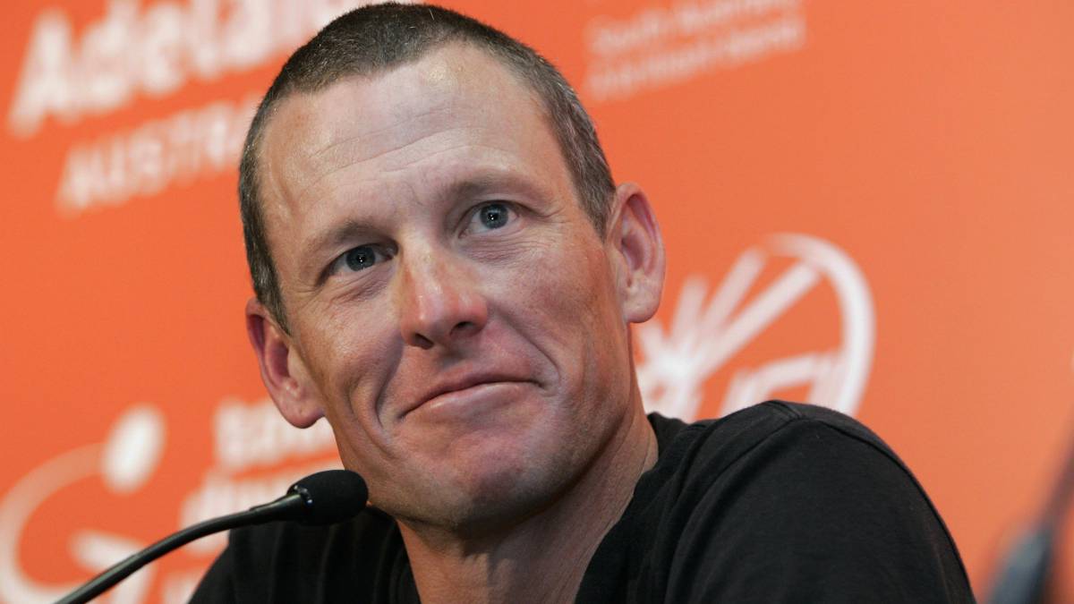 Lance Armstrong habla ante los medios antes de competir en el Tour Down Under 2009.