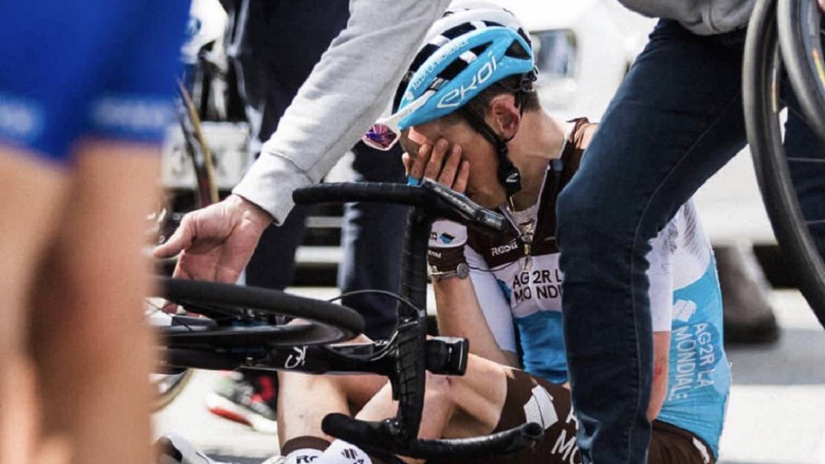 Romain Bardet se lamenta tras su caída en la última etapa de la Volta a Catalunya.
