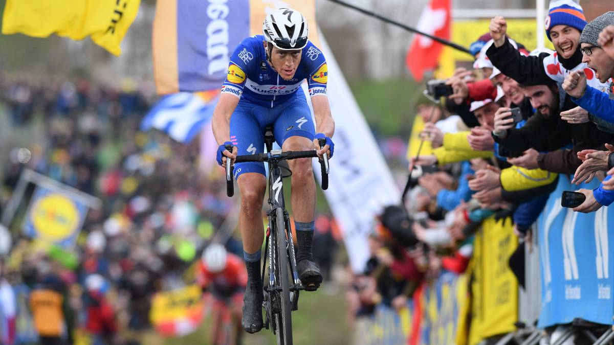 Niki Terpstra sube la cota adoquinada del Paterberg durante la disputa del Tour de Flandes 2018.