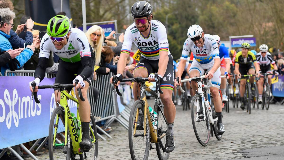 Edvald Boasson Hagen y Peter Sagan ruedan durante el Tour de Flandes 2018.