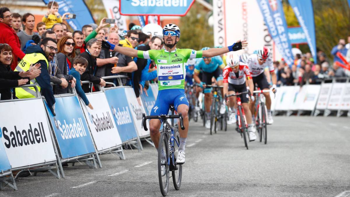 Alaphilippe se lleva la etapa del 'sterrato' y Yates, eliminado