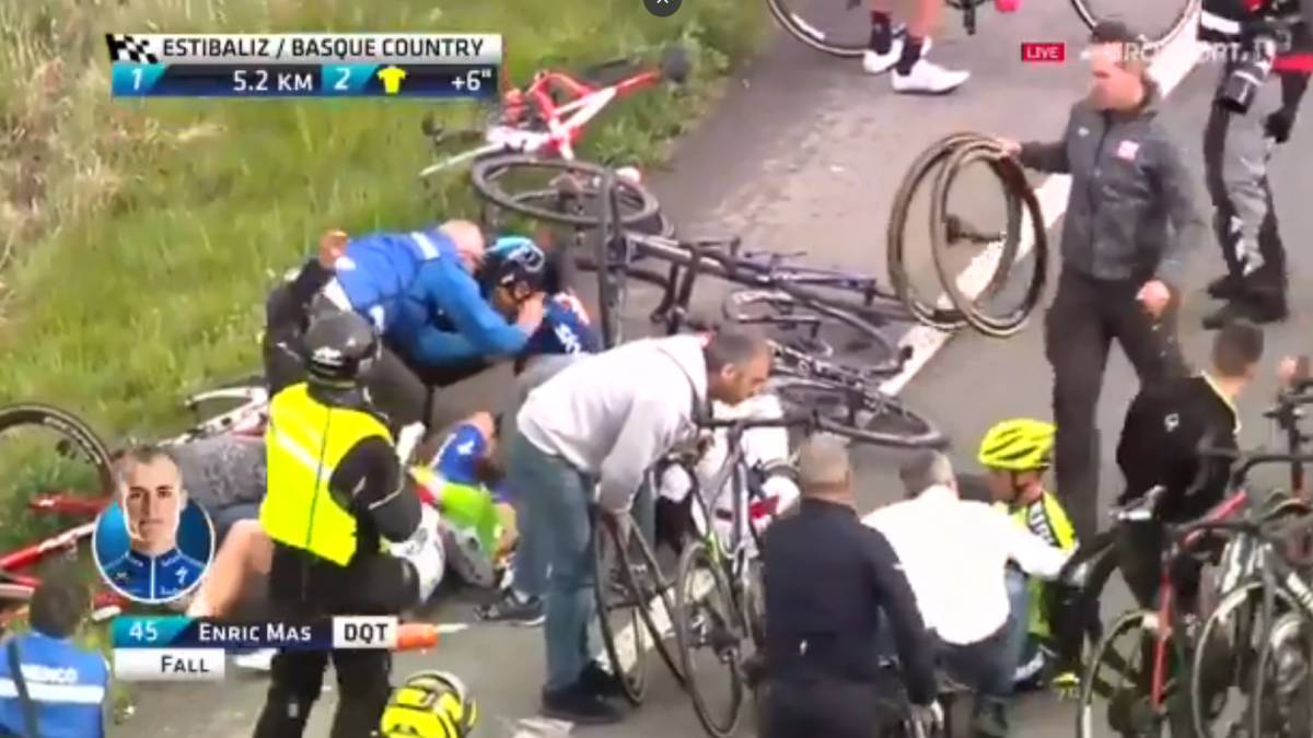 Tremenda caída de Enric Mas, Geraint Thomas y Alaphilippe