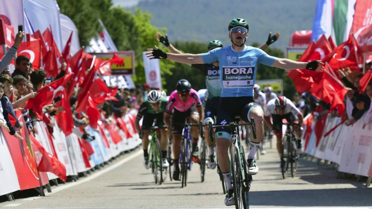 Bennett celebra el doblete al esprint y refuerza el liderato