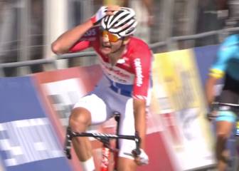 Van der Poel culmina una gesta para la historia en la Amstel