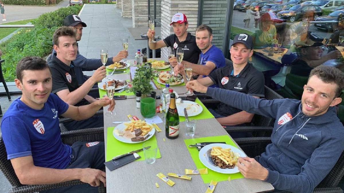 Así celebró Van der Poel su gesta: champán con... ¡patatas fritas!