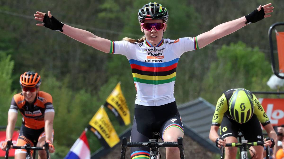 Anna van der Breggen celebra su victoria en la Flecha Valona 2019.