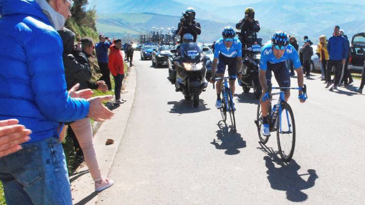 Richard Carapaz y Mikel Landa ruedan en la subida al Alto del Acebo durante la Vuelta a Asturias.