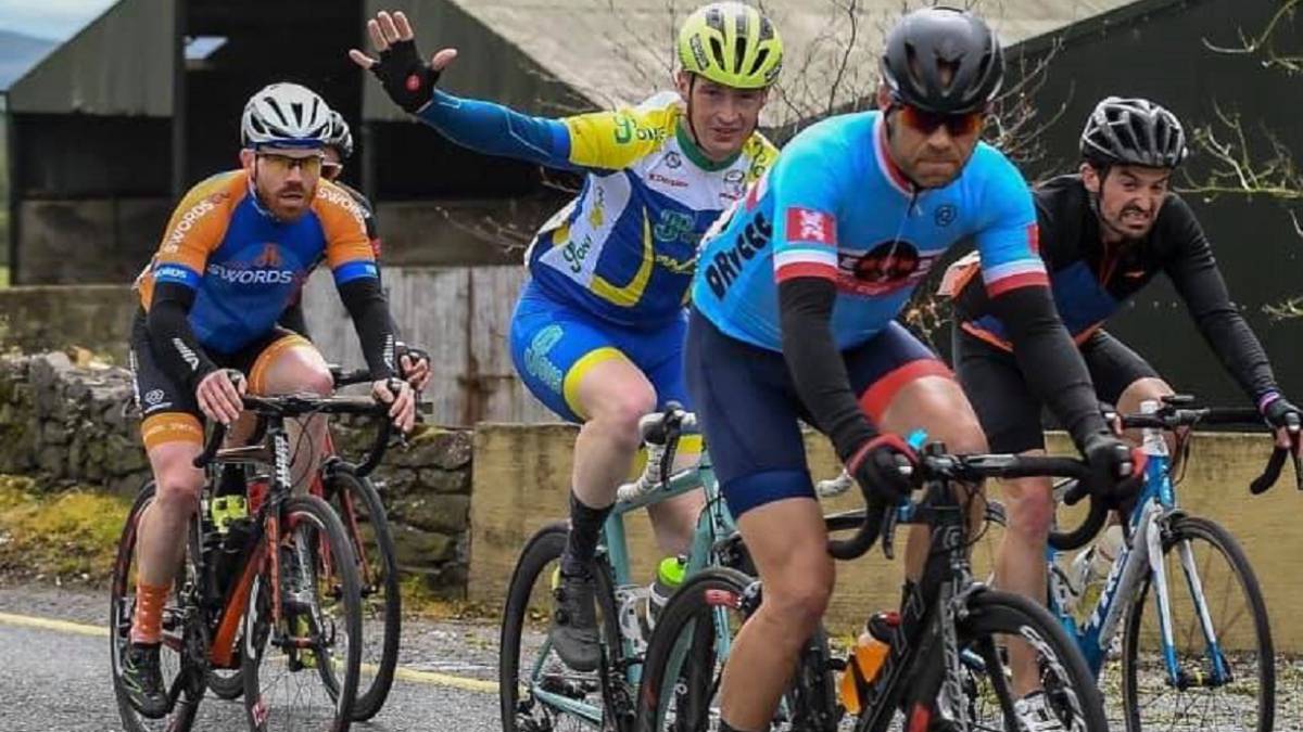 El ciclista irlandés Sean Lynch saluda durante una carrera.