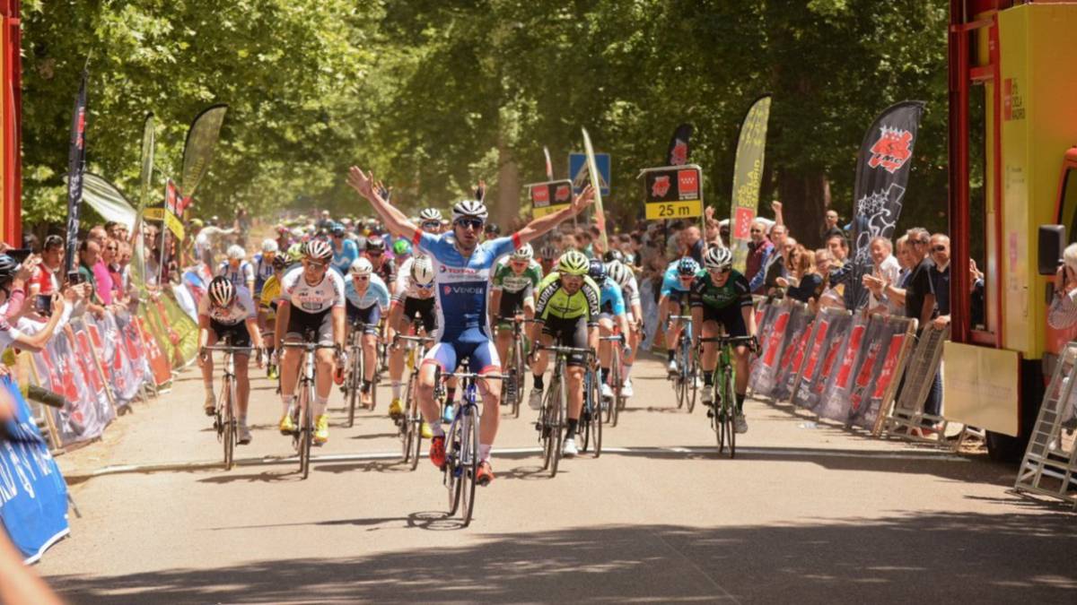 Niccolo Bonifazio celebra su victoria en la primera etapa de la Vuelta a Madrid.