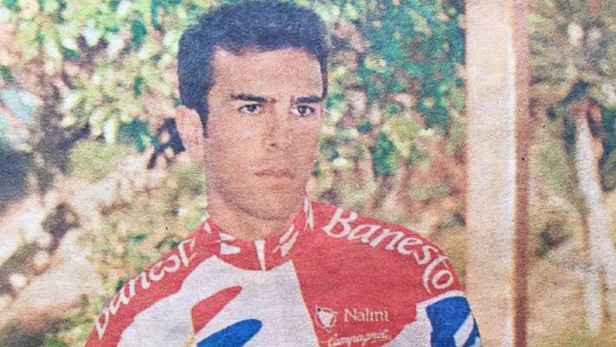 Antonio Martín Velasco posa con el maillot del Banesto.