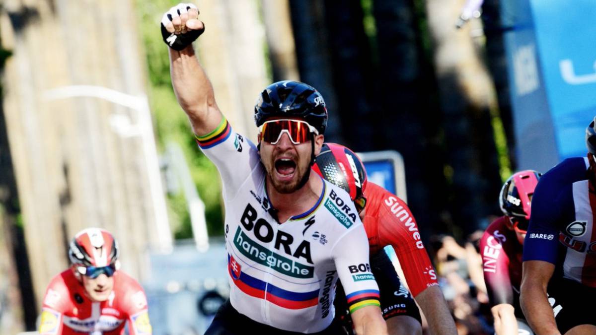 Peter Sagan celebra su victoria en la primera etapa del Amgen Tour of California 2019 tras imponerse al esprín en Sacramento.
