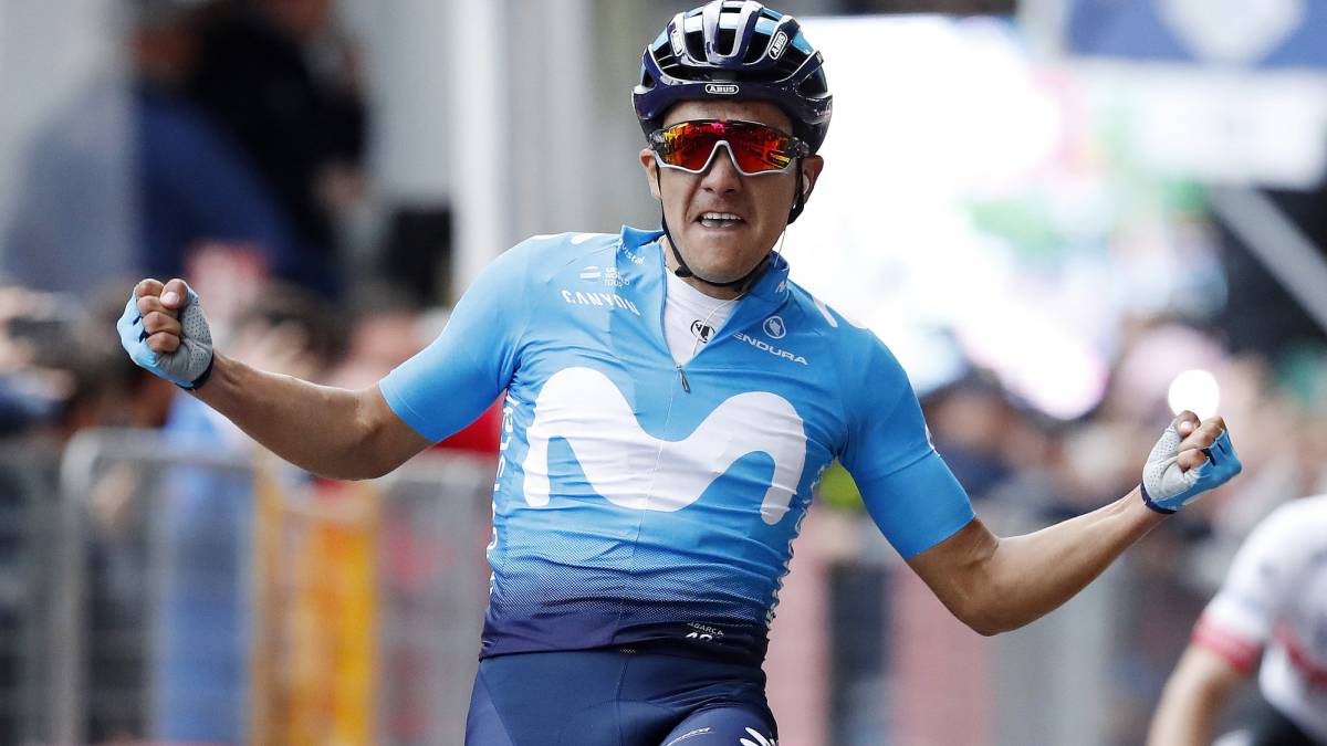 Carapaz gana tras una caída que salvó Roglic: Dumoulin, KO