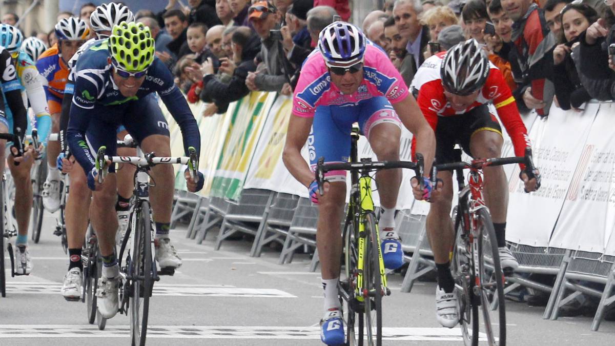 Alessandro Petacchi lanza el sprint ante José Joaquín Rojas y Manuel Cardoso durante una etapa de la Volta a Catalunya 2011.