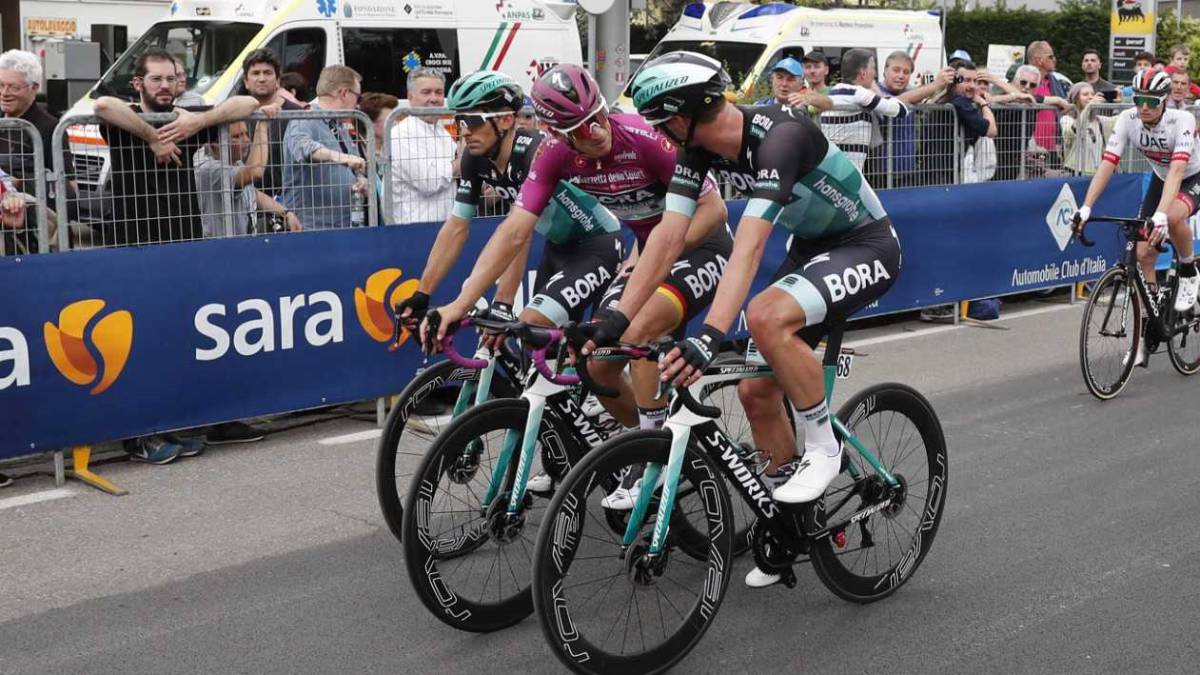 Ackermann provocó la caída y Demare le señala: "Arrogante"