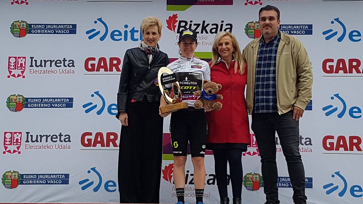 Amanda Spratt gana la etapa y es nueva líder de Emakumeen Bira